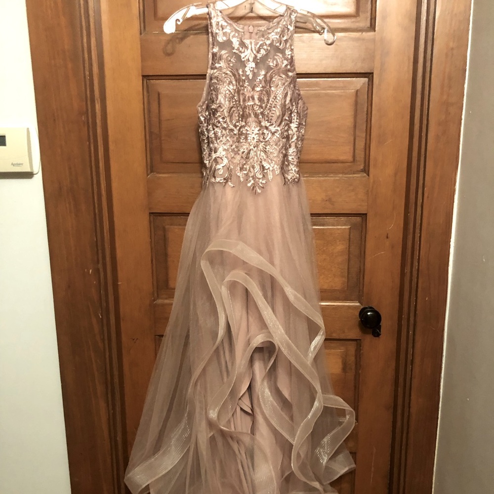 Ball Gown Princess Scoop Asymmetrical Tulle Prom Dress in Dusty Rose. Size 2